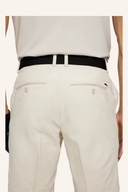 J. Lindeberg Mitch Golfshorts, kurze Hosen aus leichtem Material, in neutralem Farbton, auf einem weißen Hintergrund.