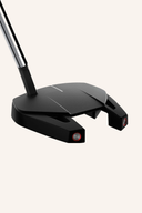 TaylorMade Spider GT Black Putter, moderne Golfer-Putter mit schwarzem Design und präziser Ausführung, auf einem Golfplatz liegend
