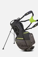 Leichter Big Max Dri Lite Hybrid Plus Golftasche mit wasserabweisendem Material und mehreren Stauraumfächern, auf einem Golfplatz liegend.