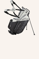 Großer Big Max Dri Lite Hybrid Plus Golftasche mit Standfunktion und wasserabweisendem Material, schwarz mit Logoschriftzug.