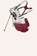Leichter Big Max Dri Lite Hybrid Plus Golftasche mit schwenkbarem Standfuß und Druckmuster, linksstehend, auf einem Golfplatz.