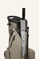 Leichtes Dri Lite Hybrid Prime Standbag von Big Max mit wasserabweisendem Material und mehreren Stauraumfächern.