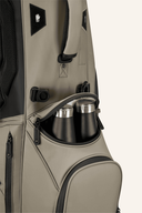 Leichter Big Max Dri Lite Hybrid Prime Standbag mit wasserabweisendem Material und mehreren Stauraumfächern für Golfer.