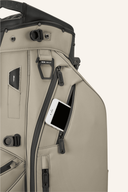 Leichter Big Max Dri Lite Hybrid Prime Standbag mit mehreren Fächern und Regenschutz, ideal für Golfspieler.
