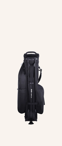 Große, schwarze Big Max Dri Lite Seven G Standbag mit Rückenprint, wasserabweisendes Golfbag für unterwegs.