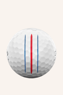 Callaway ERC Soft Golfbälle 2023, weiße Triple-Track-Bälle, auf einem Golfplatz liegend.