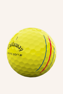 Gelbe Callaway ERC Soft Golfbälle mit Triple Track Markierung, 2023 Modell, auf einem weißen Hintergrund sichtbar