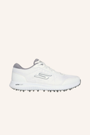 Skechers Max Fairway 4 Golfschuhe in Weiß mit schwarzen Akzenten, bequemes Design für Herren, seitliche Schnürung, sportlich.