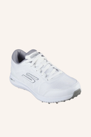 Skechers Max Fairway 4 Golfschuhe in Weiß mit schwarzer Sohle und Schnürung, für optimalen Halt auf dem Golfplatz