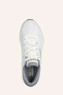 Skechers Max Fairway 4 Golfschuhe in Weiß mit schwarzem Schnürsenkel und rutschfester Sohle, ideal für Golfspieler.