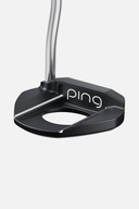 Ping G LE 3 Fetch Putter, rechte Golferputter mit schwarzem Griff und schlankem Design, auf grünem Golfplatz liegend.