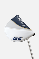 Ping G LE 3 FETCH Putter, rechteckiger Golfschläger mit schwarzem Griff und Ping-Logo, auf einem Golfplatz liegend