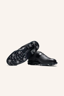 Fußjoy Premiere Series Golfschuhe, elegante schwarze Golfschuhe mit Schnürverschluss und rutschfester Sohle, auf weißem Hintergrund.