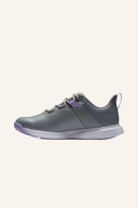 Footjoy Prolite Golfschuhe in weiß mit schwarzer Sohle und Schnürung, leichtes und bequemes Design für das Golfspiel.
