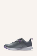 Damen-Golfschuhe von Footjoy Prolite mit sportlicher Sohle und bequemer Passform auf grünem Golfplatz.