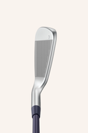 Golf-Eisensatz G Le 4 von Ping, inklusive 4 Golfschläger mit schwarzen Griffen und Edelstahlköpfen, auf hellem Hintergrund.
