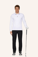 J. Lindeberg Tour Tech Midlayer, bequemer Midlayer aus atmungsaktivem Material, in neutraler Farbe, zeigt den sportlichen Schnitt.