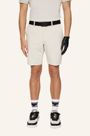 J. Lindeberg Mitch Golfshorts, kurze Hosen aus atmungsaktivem Material, mit sportlichem Design und elastischem Bund.