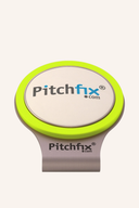 Gelber Ballmarker HatClip von Golfers Paradise, praktischer Hutclip mit Ballmarkierer für Golfspieler, auf weißem Hintergrund.