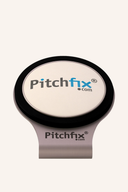 Schwarzer Ballmarker Hatclip von Golfers Paradise, praktischer Zubehör für Golfer, auf einem weißen Hintergrund sichtbar.