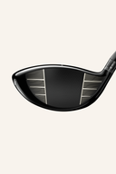 Titleist GT3 Driver, moderne Golfschläger mit Schlägerkopf und Griff, auf einem Golfplatz liegend.
