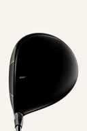 Titleist GT3 Driver, golfschläger mit vollem Schlägerkopf und grip, auf einem grünen Fairway liegend.