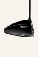 Titleist GT3 Driver mit schmalem Schlägerkopf und grünem Griff, auf einem Golfplatz liegend, bereit für den Abschlag