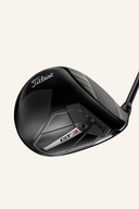 Titleist GT3 Driver, Golfschläger mit schwarzem Schaft und metallischer Kopf, auf dem Rasen liegend.