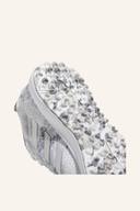 Adidas S2G SL 23 Golfschuhe, Nahaufnahme der detaillierten Schuhoberfläche und Sohle, schwarze und graue Farbtöne, Sportlich.