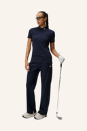 J. Lindeberg Tour Tech Poloshirt in Blau mit Kragen und Logo, leichter Stoff für sportlichen Komfort