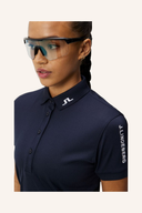 J. Lindeberg Tour Tech Poloshirt in Blau, leichtes Polo-Shirt mit sportlichem Design, sichtbar auf weißem Hintergrund