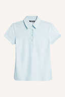 J. Lindeberg Caitlyn Polo, elegantes Poloshirt in neutralem Farbton, Detailaufnahme des Kragens und Stoffstruktur