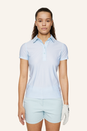 J. Lindeberg Caitlyn Polo, bequemes Poloshirt aus Baumwolle in Blau mit Knopfleiste und klassischem Kragen.