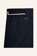 Lange J. Lindeberg Pinja Hose in dunklem Stoff, detaillierte Nähte, moderne Passform, auf einem weißen Hintergrund fotografiert.