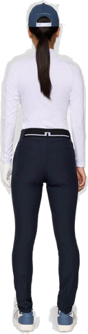 Lange J. Lindeberg Pinja Hose in dunklem Stoff mit geradem Schnitt, auf einem weißen Hintergrund gezeigt.