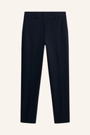 Lange Malin Hose von J. Lindeberg in dunkler Farbe mit geradem Schnitt, vorhängende Taschen und bequemer Passform sichtbar