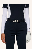 Lange Malin Hose von J. Lindeberg, elegante schwarze Hose aus weichem Stoff, zeigt den stilvollen Schnitt und Details.