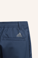 Weiße Adidas Ultimate 365 Shorts, kurze Hosen aus atmungsaktivem Material, Detailansicht.