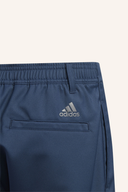 Weißes Adidas Ultimate 365 Shorts, kurze Hosen aus sportlichem Material, Detailansicht mit Logo und elastischem Bund.