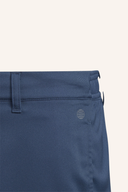 Adidas Ultimate 365 kurze Hosen in Weiß, Detailaufnahme mit Stoffstruktur und elastischem Bund, perfekte Sport- oder Freizeitkleidung
