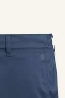 Weiße Adidas Ultimate 365 Shorts, kurze Hosen für sportliche Aktivitäten, Detailansicht der bequemen Sportbekleidung