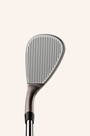 TaylorMade Hi-Toe 4 ATS Keil mit hohem Zeh, schwarzem Schaft und offener Schlagfläche, für besseren Sandspielkomfort.