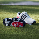 Adidas Tour360 Boa 2024 Golfschuhe, schwarze Sportschuhe mit Schnürsystem, seitliche Details und robuste Sohle.