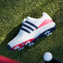 Adidas Tour360 Boa 2024 Golfschuhe mit schwarzem Obermaterial und rutschfester Sohle, seitliche Details sichtbar