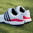 Adidas Tour360 Boa 2024 Golfschuhe mit schwarzer Ledersohle und schnürbarem Verschluss, seitliche Markenlogos sichtbar