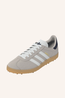 Adidas Gazelle Golfschuhe, seitliche Ansicht, sportslich und bequem, in neutralen Farben, für Golfspieler, 3D-Rendering.