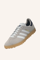 Adidas Gazelle Golfschuhe aus Leder mit Schnürung, bequemes Design, weiße Schuhe für Golfsport auf grünem Rasen