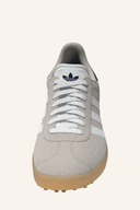 Adidas Gazelle Golfschuhe, sportliche Golfschuhe in Weiß mit grünen Akzenten, seitliche Schnürung und rutschfeste Sohle.