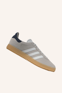 Adidas Gazelle Golfschuhe aus Leder, seitliche Schnürung und griffige Sohle, auf transparentem Hintergrund.