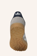 Adidas Gazelle Golfschuhe aus Leder mit Schnürung auf grünem Golfplatz, seitliche Markenlogos sichtbar